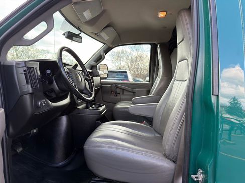 Used 2023 Chevrolet Express 3500 w/ Driver Convenience Package image 7