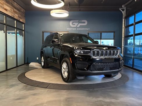 Used 2025 Jeep Grand Cherokee Laredo X w/ Luxury Tech Group I AWD/4WD image 1