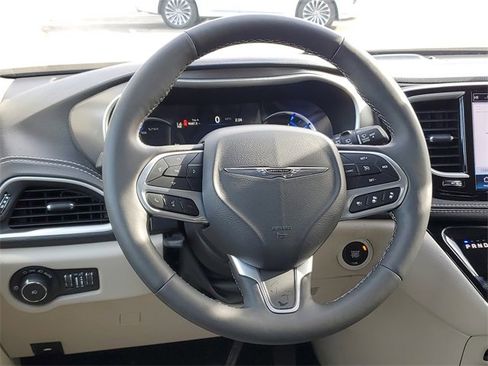 Used 2024 Chrysler Pacifica Select image 11