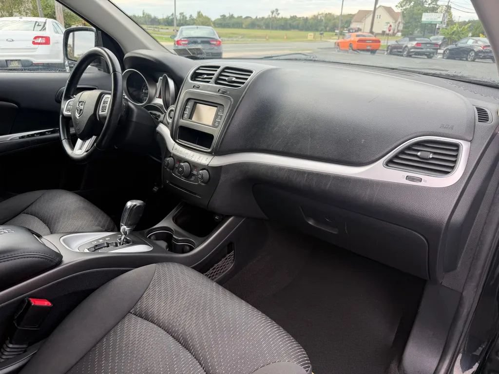 Used 2018 Dodge Journey SE w/ Connectivity Group FWD image 9