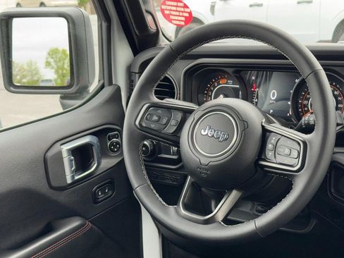 Used 2025 Jeep Wrangler Unlimited Rubicon w/ Convenience Group AWD/4WD image 12