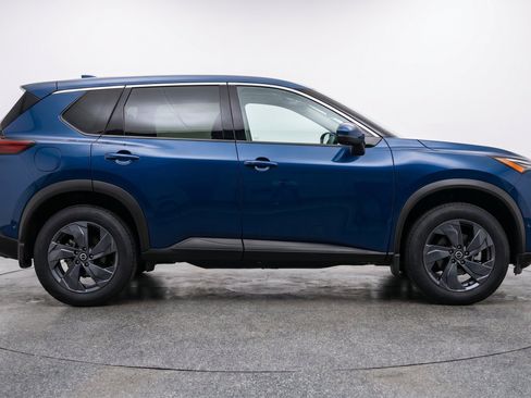 Used 2025 Nissan Rogue SV FWD image 11