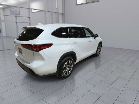 Used 2022 Toyota Highlander XLE AWD/4WD image 8