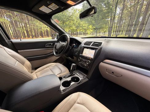 Used 2018 Ford Explorer XLT w/ Equipment Group 202A FWD image 21