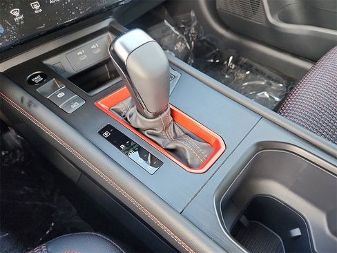 New 2025 Nissan Kicks SR image 10