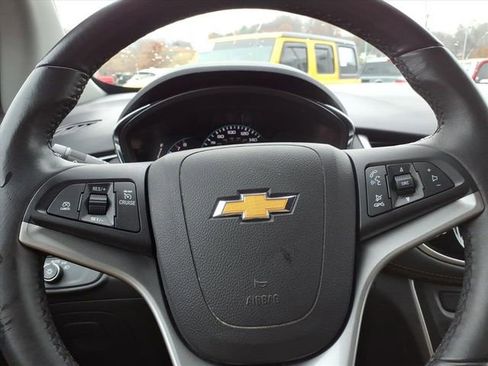 Used 2022 Chevrolet Trax LT w/ LT Convenience Package image 21