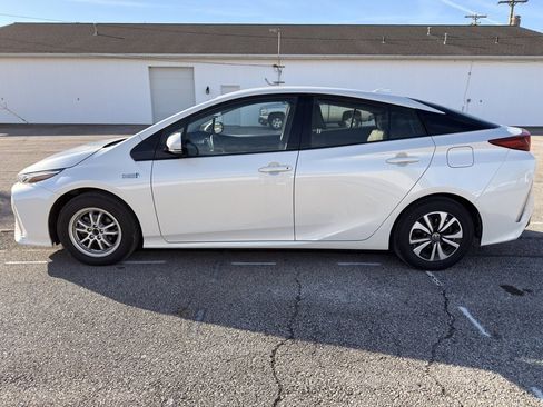Used 2018 Toyota Prius Prime Premium image 14
