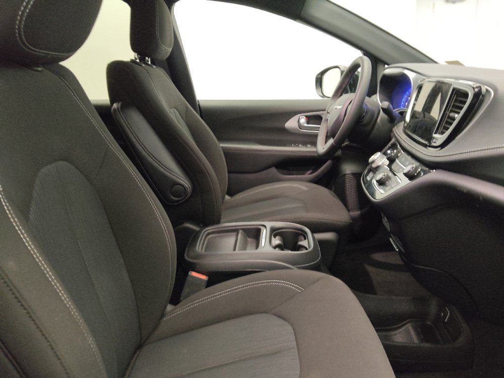 Used 2024 Chrysler Pacifica Touring FWD image 21