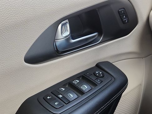 Used 2023 Chrysler Pacifica Touring-L FWD image 14