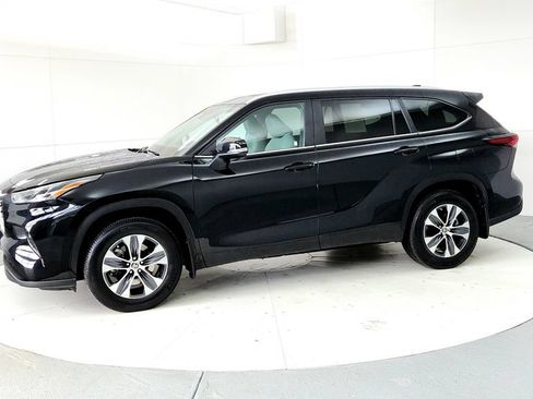 Certified 2024 Toyota Highlander XLE AWD/4WD image 3