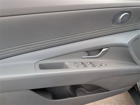 Used 2025 Hyundai Elantra Sport image 8