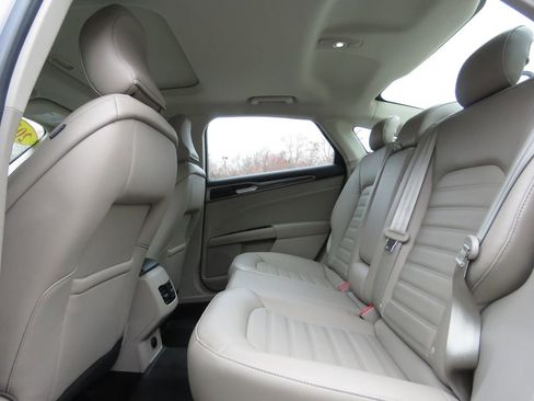 Used 2017 Ford Fusion SE image 19