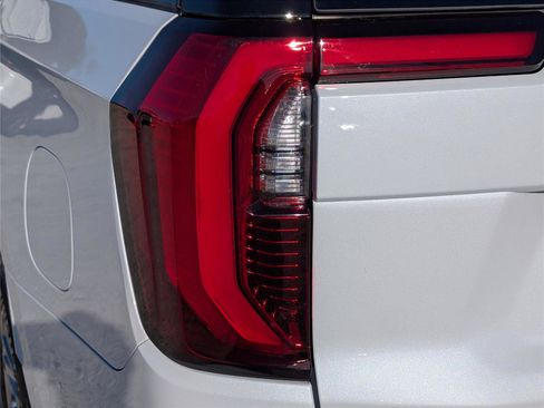 Used 2026 GMC Yukon XL Denali w/ Advanced Technology Package RWD image 12