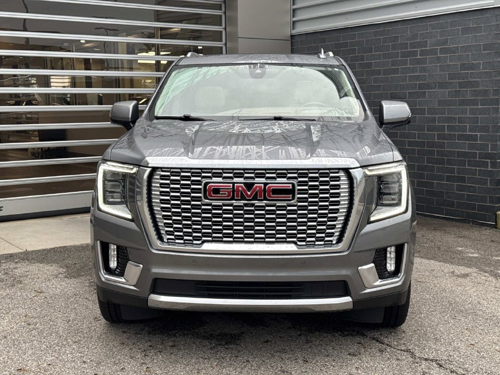 Used 2022 GMC Yukon Denali w/ Denali Premium Package AWD/4WD image 2