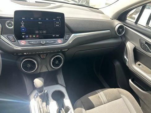 Used 2025 Chevrolet Blazer LT FWD image 11