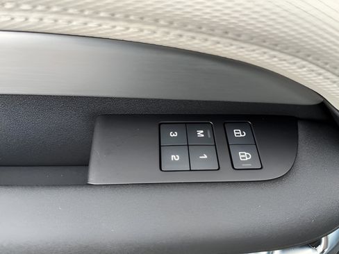 Certified 2025 Land Rover Discovery Dynamic SE image 32