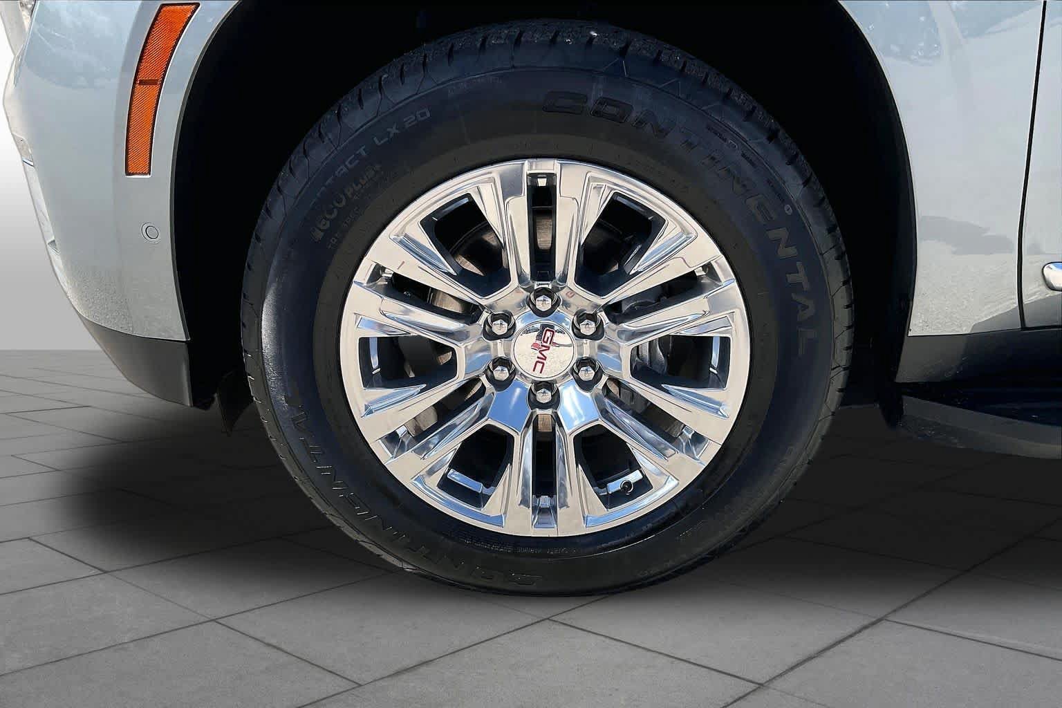Used 2025 GMC Yukon Denali RWD image 11