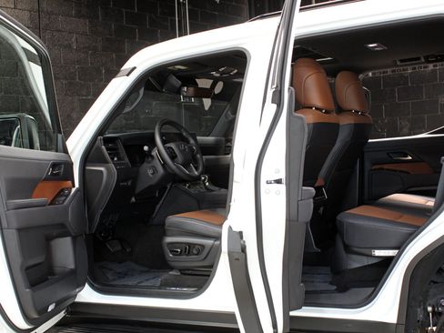 Used 2024 Lexus GX 550 w/ Cold Area Package AWD/4WD image 29