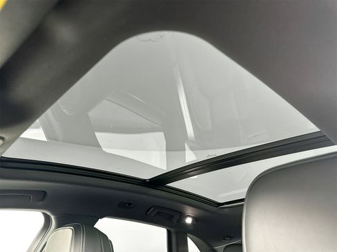 Certified 2025 Porsche Macan image 36