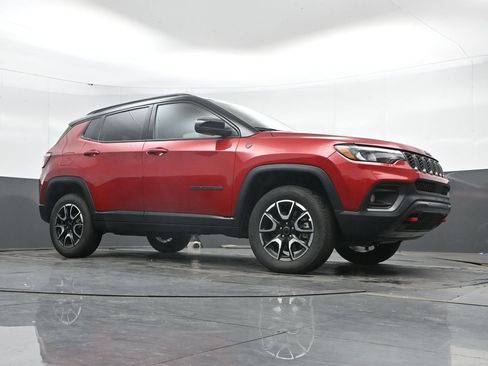 Used 2025 Jeep Compass Trailhawk AWD/4WD image 41