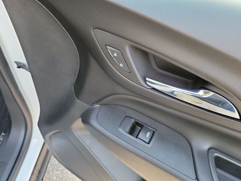 Used 2020 Chevrolet Equinox LT FWD image 10