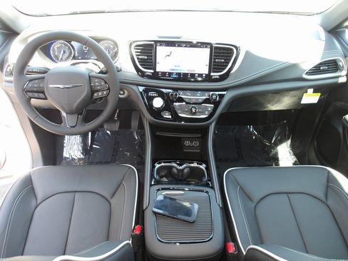 New 2025 Chrysler Pacifica Limited image 17