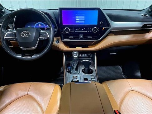 Used 2024 Toyota Highlander Platinum AWD/4WD image 15