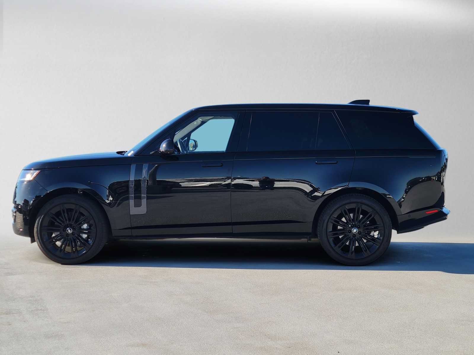 Used 2025 Land Rover Range Rover Long Wheelbase SE AWD/4WD image 2