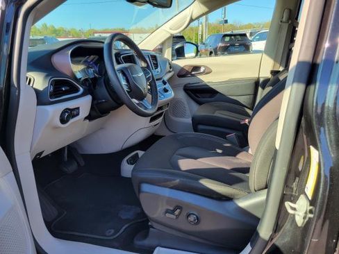 Used 2023 Chrysler Voyager LX FWD image 8