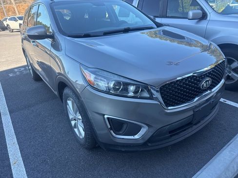 Used 2017 Kia Sorento LX image 3