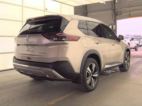 Used 2021 Nissan Rogue Platinum image 4