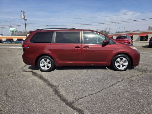 Used 2011 Toyota Sienna LE image 2