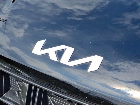 Used 2023 Kia Carnival LX FWD image 29