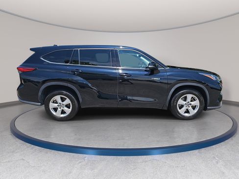 Used 2020 Toyota Highlander LE FWD image 4