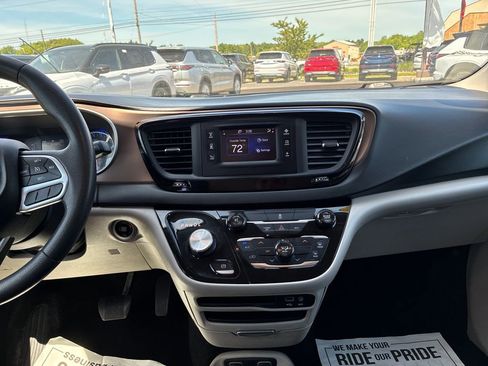 Used 2017 Chrysler Pacifica Touring FWD image 26