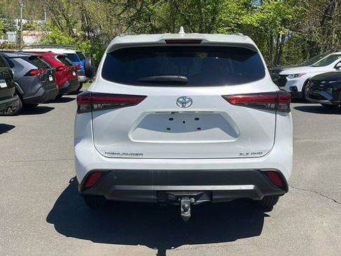 Used 2023 Toyota Highlander XLE AWD/4WD image 5