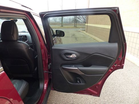 Used 2019 Jeep Cherokee Limited AWD/4WD image 33