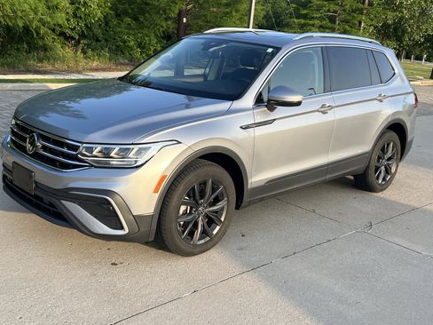 Certified 2024 Volkswagen Tiguan SE w/ Panoramic Sunroof Package FWD image 5