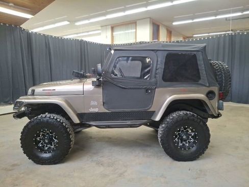 Used 2003 Jeep Wrangler Sahara AWD/4WD image 2