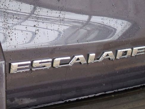 Used 2015 Cadillac Escalade Luxury image 13