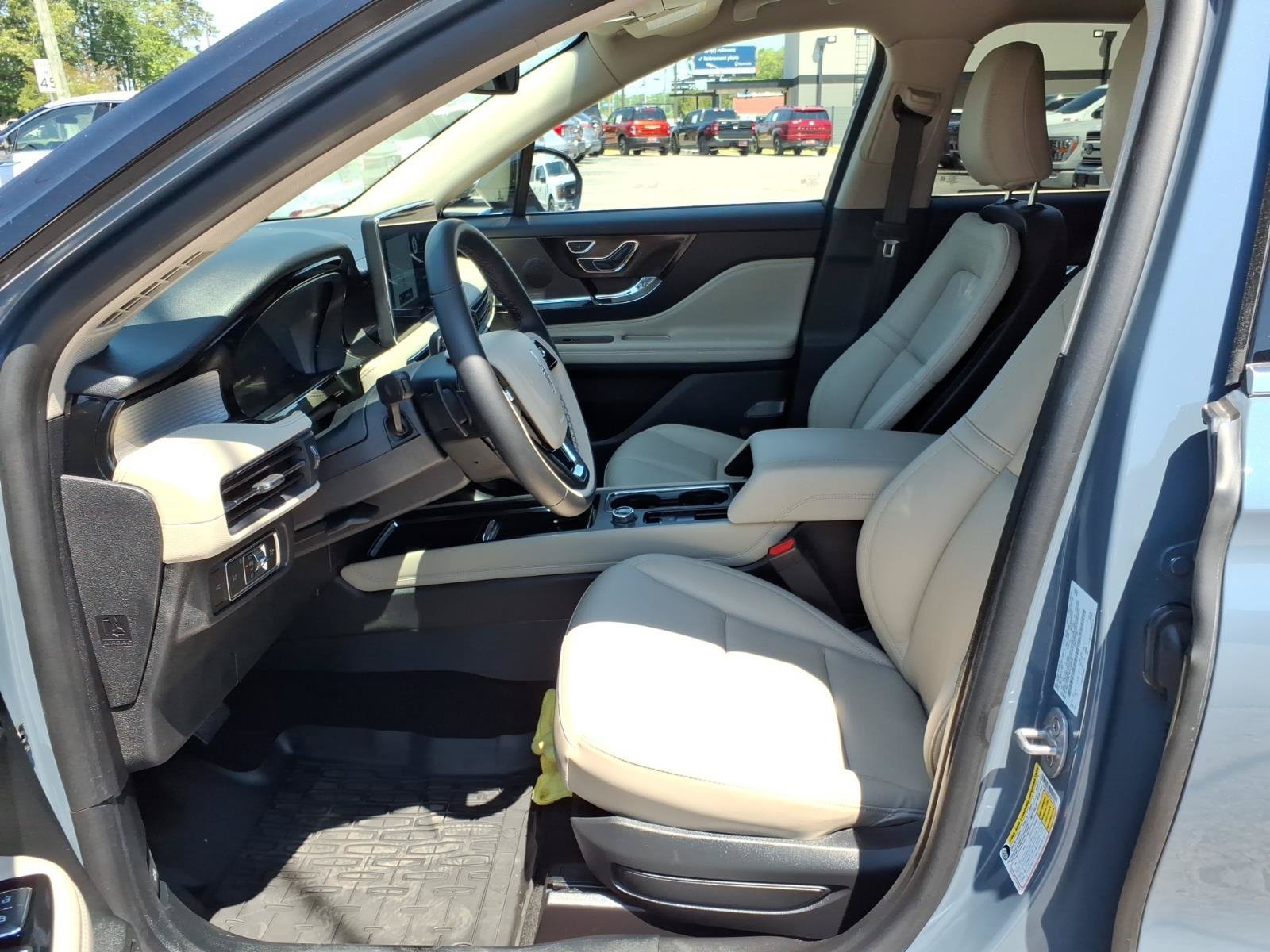 Used 2025 Lincoln Corsair AWD image 8
