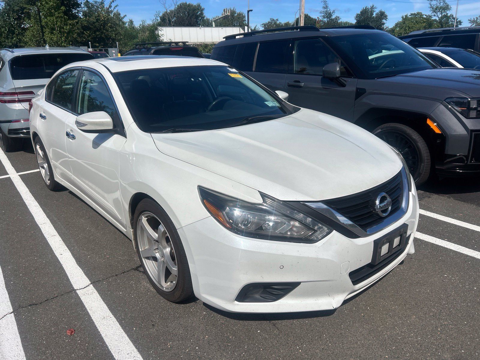 Used 2017 Nissan Altima 3.5 SL w/ 3.5SL Technology Package FWD image 2
