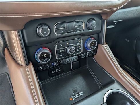 Used 2023 Chevrolet Suburban High Country image 11