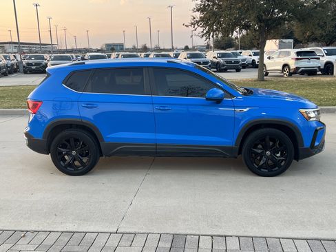 Certified 2022 Volkswagen Taos SE image 11