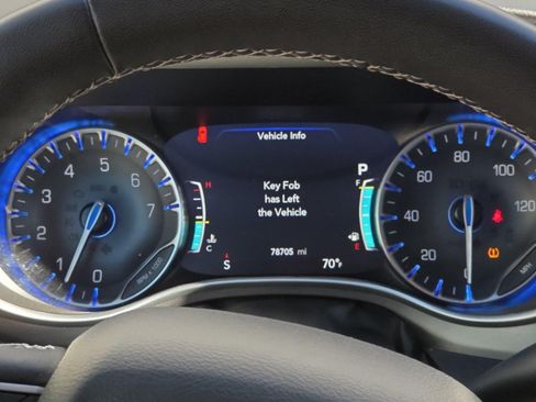 Used 2023 Chrysler Pacifica Touring-L FWD image 21