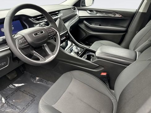 Used 2023 Jeep Grand Cherokee Laredo image 10