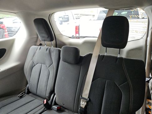 Used 2018 Chrysler Pacifica L image 9