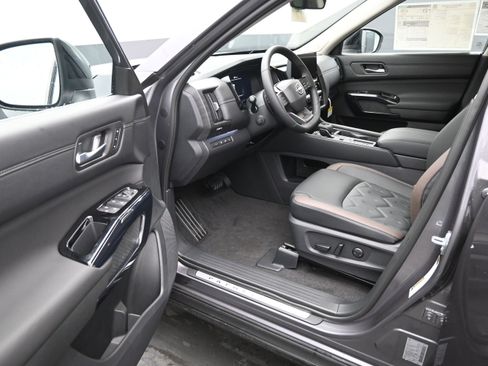 New 2026 Nissan Pathfinder Platinum FWD image 10
