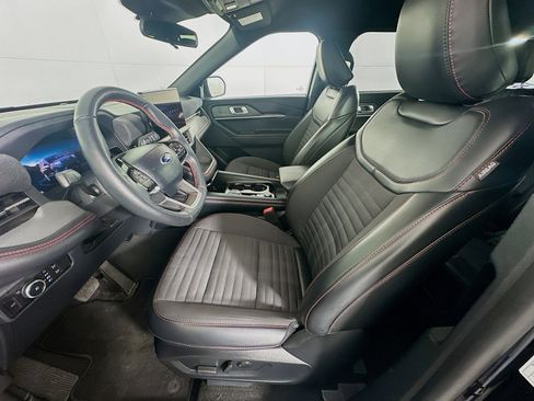 Used 2025 Ford Explorer ST-Line w/ ST-Line Street Pack image 13