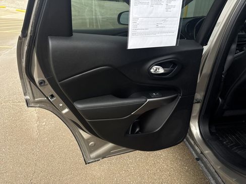 Used 2020 Jeep Cherokee Latitude Plus w/ Cold Weather Group image 25